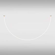 Vue de montage de la suspension LED Tau 400 cm sur un mur blanc.
