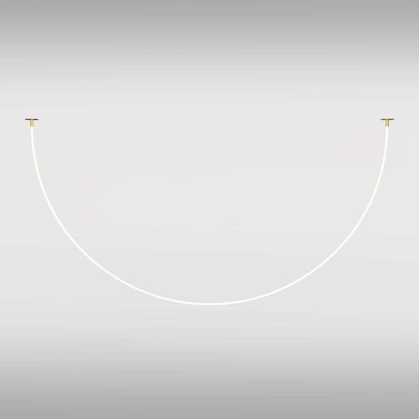 Vue de montage de la suspension LED Tau 400 cm sur un mur blanc.