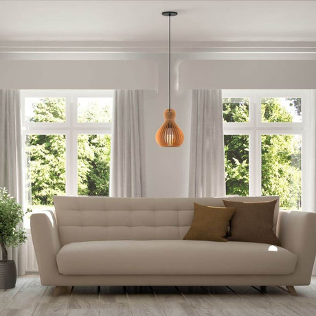 Holz Pendelleuchte Roots Bauchform über einem modernen Sofa im Wohnzimmer mit großen Fenstern.