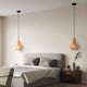 Ovale Holz Pendelleuchte Roots hängen über einem modernen Schlafzimmer mit Betten und Nachttischen.