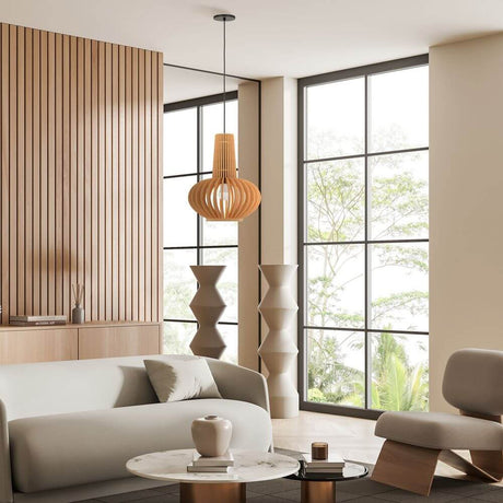 Ovale Holz Pendelleuchte Roots in modernem Wohnzimmer mit großen Fenstern und stilvollem Innendesign.