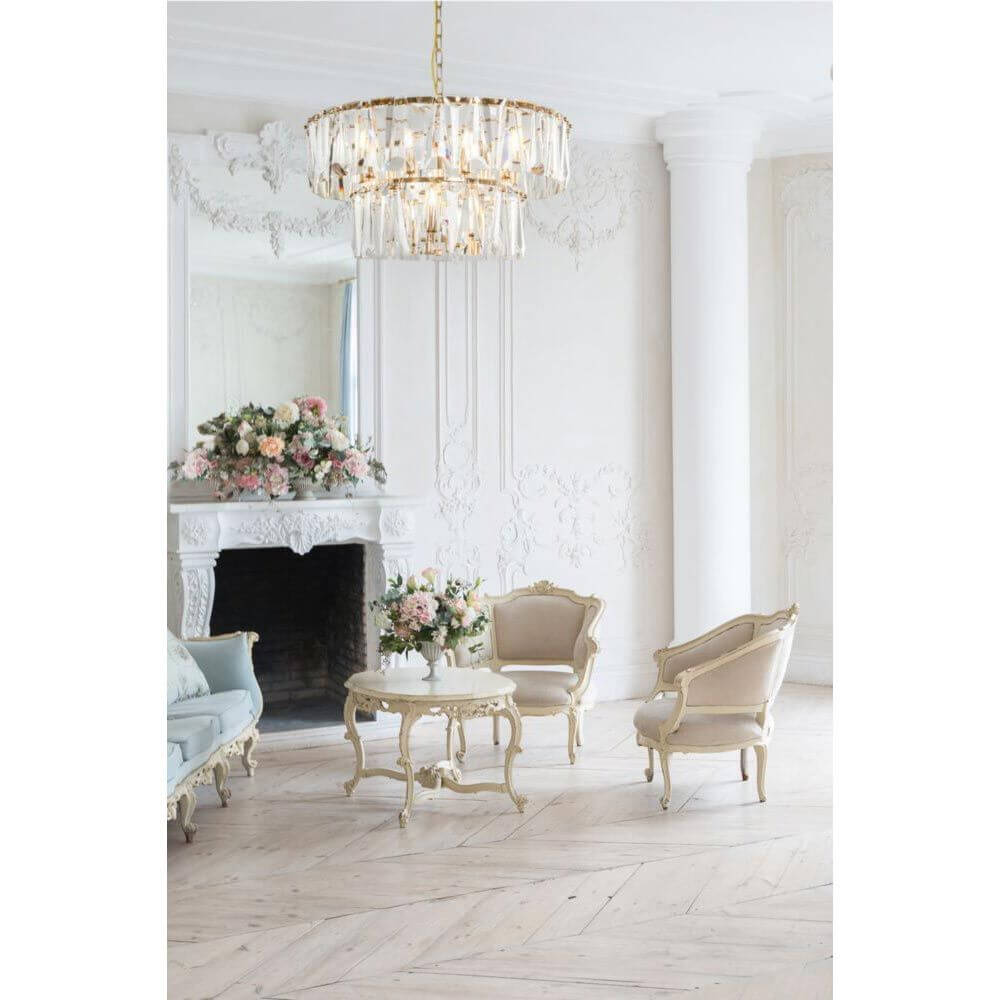 Puntes 12-flammige Pendelleuchte im eleganten Wohnzimmer mit antiken Möbeln und Blumenarrangement.