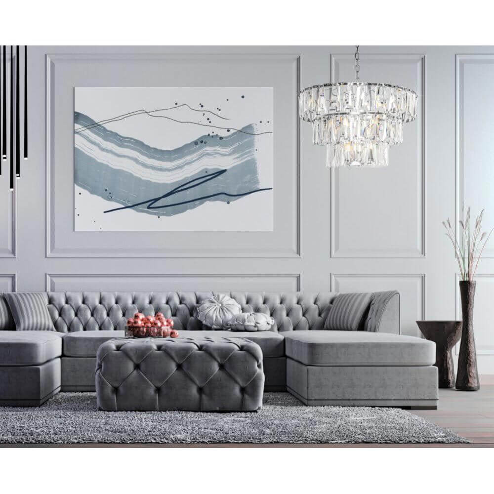 Puntes Pendelleuchte 18-flammig über einem modernen Wohnzimmer mit grauem Sofa und abstrakter Wandkunst.
