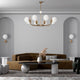 Rendez-vous Pendeleuchte 8-flammig im modernen Wohnzimmer mit braunem Sofa und eleganten Lampenschirmen.