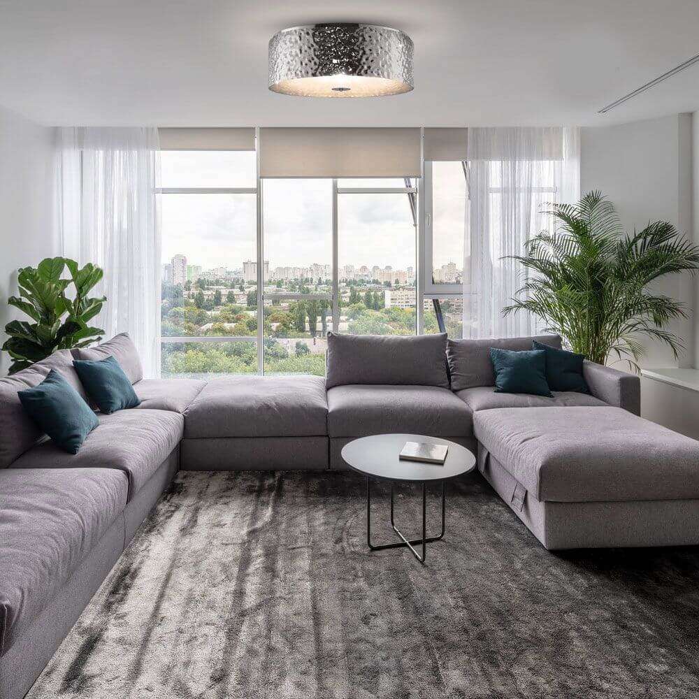 Ripple 3-flammig Deckenleuchte in modernem Wohnzimmer mit großer Fensterfront und pflanzlicher Dekoration.