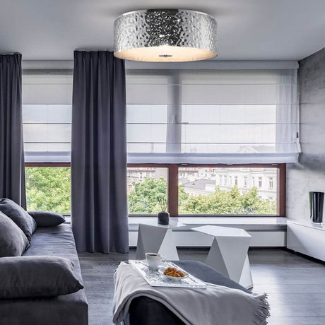 Ripple Deckenleuchte 5-flammig in modernem Wohnzimmer mit grauem Sofa und eleganten Vorhängen.