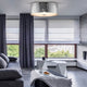 Ripple Deckenleuchte 5-flammig in modernem Wohnzimmer mit grauem Sofa und eleganten Vorhängen.