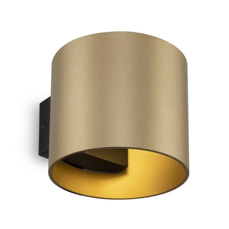 Rond Wandleuchte in Mattgold mit goldener Innenseite, modernes Design für stilvolle Beleuchtung.