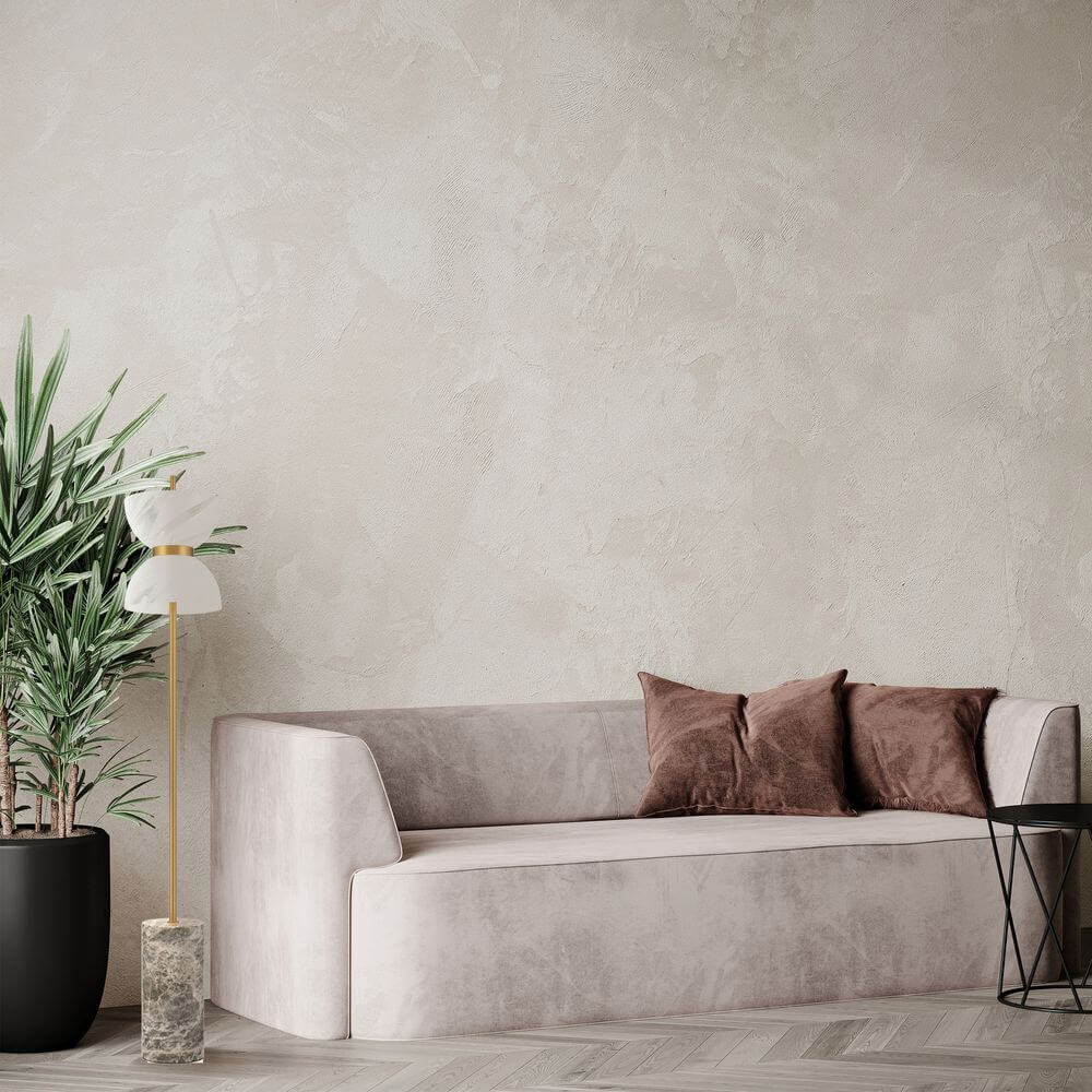 LED Stehleuchte Kyoto Ø 22cm neben einem beigen Sofa mit Kissen und Pflanze im modernen Wohnzimmer.