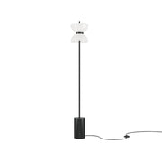 LED Stehleuchte Kyoto Ø 22cm mit modernem Design und elegantem schwarzen Sockel.