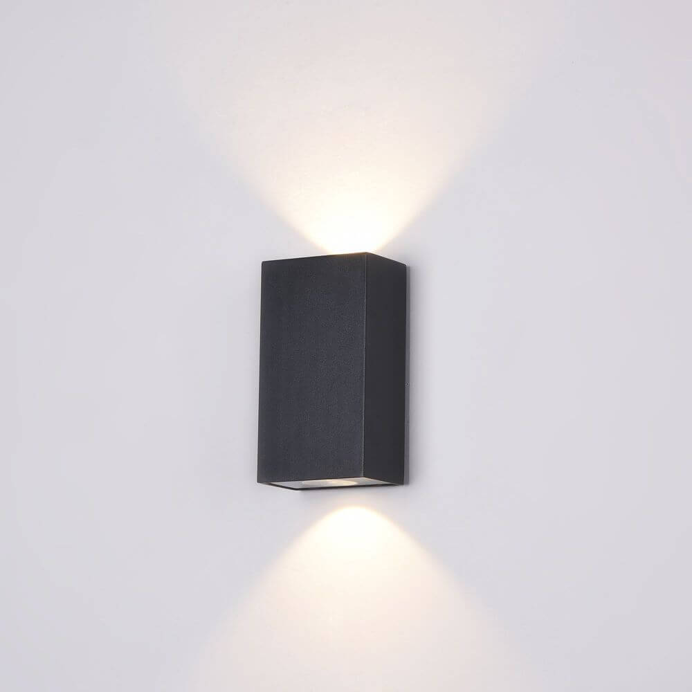 TimesSquare LED-Außenwandlampe Small IP54 an einer Wand montiert, robustes Metall, integriertem LED Modul.