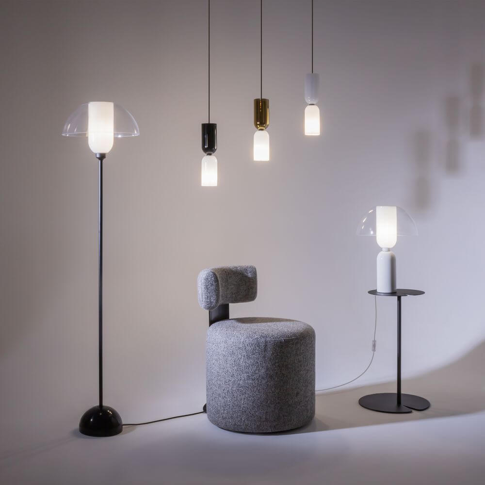 LED Tischleuchte Memory Ø 30cm neben modernen Möbeln und einer stilvollen Bodenlampe in einem eleganten Raum.