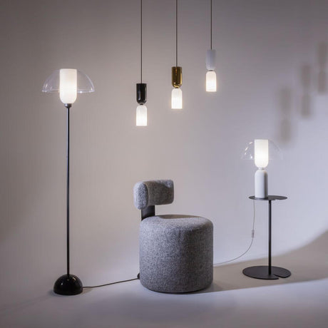 LED Tischleuchte Memory Ø 30cm neben modernen Möbeln und einer stilvollen Bodenlampe in einem eleganten Raum.