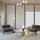 Moderne Wohnzimmer mit LED Tischleuchte Memory Ø 30cm, zwei Sessel und runder Tisch.