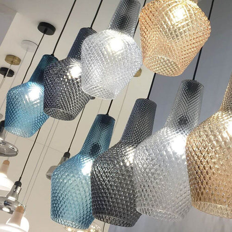 Tommy Pendelleuchte Big mit geriffelten Glas-Schirmen in verschiedenen Farben und robustem Metall-Beschlägen.