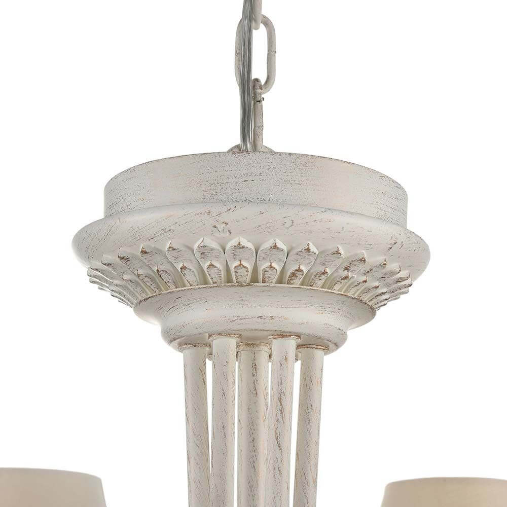 Torino Kronleuchter 6-flg. Weiß-Antik mit elegantem Metallrahmen und liebevollen Glasvögelchen.