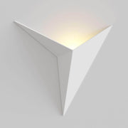 Moderne Trame LED-Wandleuchte in eleganter, dreieckiger Form, ideal für stilvolle Innenräume.