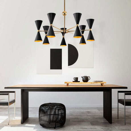 Vesper Pendelleuchte Mini in Schwarz-Gold über einem modernen Esstisch mit Kunstwerken im Hintergrund.
