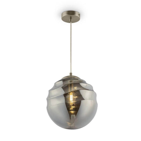 Vinare Pendelleuchte in nickel und messing, mit sanft abgeschatteten Glaslampenschirmen.
