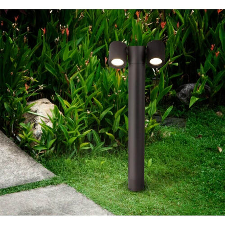 WallStreet Wegleuchte 2-flammig IP54 auf einem Gartenweg mit grünen Pflanzen im Hintergrund.