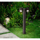 WallStreet Wegleuchte 2-flammig IP54 auf einem Gartenweg mit grünen Pflanzen im Hintergrund.
