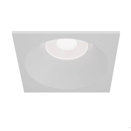 Lampe encastrée Zoom carrée IP65 au design moderne, idéale pour les espaces intérieurs avec une grande résistance à l’humidité.