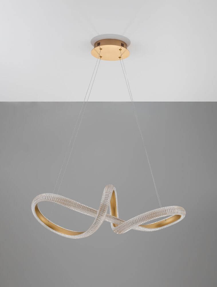 Medora LED Pendelleuchte Ø 75,5cm 3000K Messing-Gold über einem modernen Esstisch.