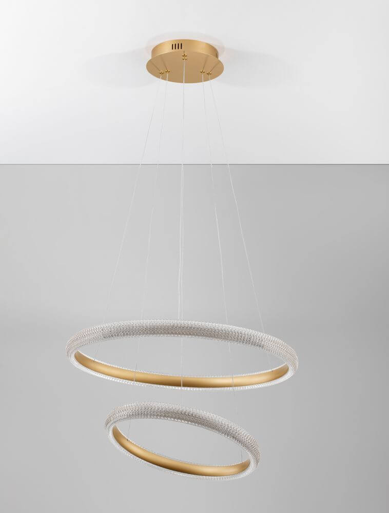 Medora LED Pendelleuchte 2-flammig Ø 59cm 3000K Messing-Gold, elegante Deckenkonstruktion mit goldenen Ringen.