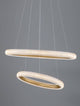 Medora LED Pendelleuchte 2-flammig Ø 59cm 3000K Messing-Gold in elegantem Design über einem modernen Esstisch.