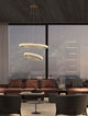Medora LED Pendelleuchte 2-flammig Ø 59cm 3000K Messing-Gold in modernem Wohnraum über Esstisch.
