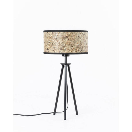 Metall Dreibein-Tischlampe mit Heuschirm auf weißem Hintergrund, modernes Design mit natürlichem Lampenschirm.