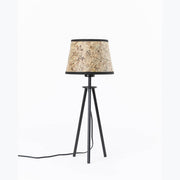 Metall Dreibein-Tischlampe mit Heuschirm in schlichtem Design und natürlichem Lampenschirm.