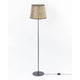 Metall Stehleuchte mit Heuschirm - elegante Stehlampe aus Heu und geschwärztem Metall für natürliche Wohnatmosphäre.