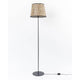 Metall Stehleuchte mit Heuschirm, elegante Stehlampe aus Heu und Metall für natürliche Wohnatmosphäre.