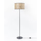 Metall Stehleuchte mit Heuschirm, elegante Stehlampe aus Heu und Metall für natürliche Wohnatmosphäre.