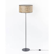 Lampadaire en métal avec abat-jour en foin, élégante lampe sur pied en foin et métal noirci pour une ambiance de vie naturelle.