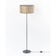 Metall Stehleuchte mit Heuschirm, elegante Stehlampe aus Heu und geschwärztem Metall für natürliche Wohnatmosphäre.