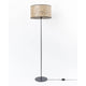 Metall Stehleuchte mit Heuschirm, elegante Stehlampe aus Heu und schwarzem Metall, natürliche Wohnatmosphäre.