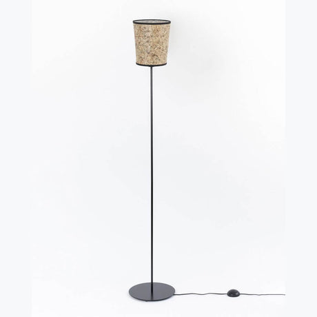 Metall Stehleuchte mit Heuschirm, elegante Stehlampe aus Heu und schwarzem Metall, natürliche Wohnatmosphäre.