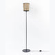 Metall Stehleuchte mit Heuschirm, elegante Stehlampe aus Heu und schwarzem Metall.