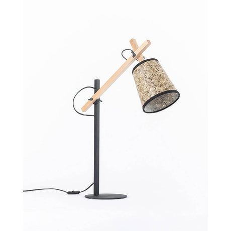 Metall Tischlammpe mit Heuschirm aus Holz und Metall, gemütliche Atmosphäre, Kombination aus Naturtönen und schwarzem Design.