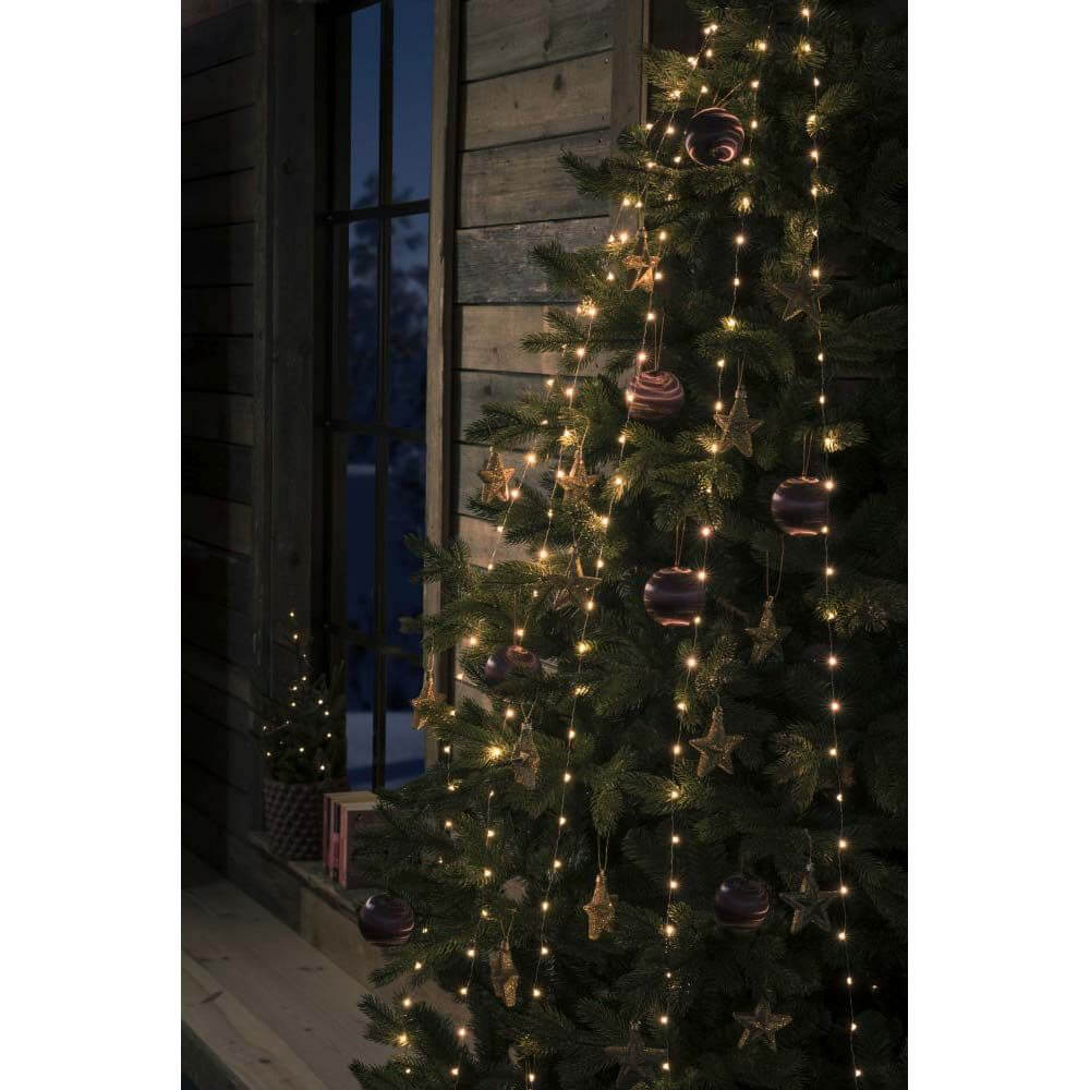 6,8m Micro LED Baummantel mit Ring Ø 11cm 5 Stränge 36 Dioden Multifunktion App-fähig an einem geschmückten Weihnachtsbaum.