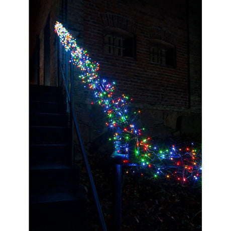 11m Micro LED Büschellichterkette Cluster mit 8 Funktionen 1152 bunte Dioden IP44 an einer Treppe, leuchtend in der Dunkelheit.