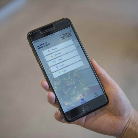Smartphone zeigt die App zur Steuerung der 12m LED Büschellichterkette Cluster App-gesteuert Bernstein IP44.
