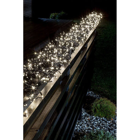 Micro LED Büschelllichterkette Cluster mit 8 Funktionen 1152 Warmweiße Dioden IP44 auf einer Terrasse bei Nacht.