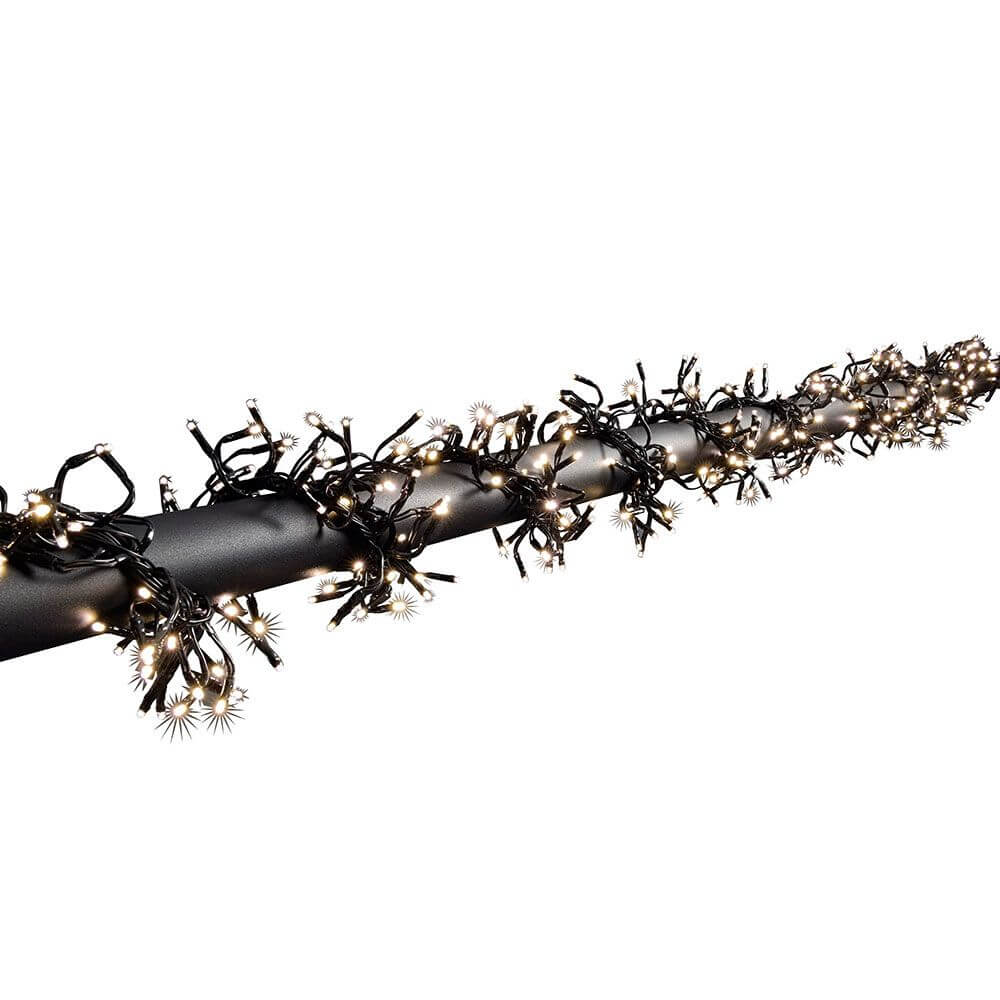 7,7m Micro LED Büschelllichterkette Cluster mit 8 Funktionen 768 Warmweiße Dioden IP44 auf einem schwarzen Hintergrund.