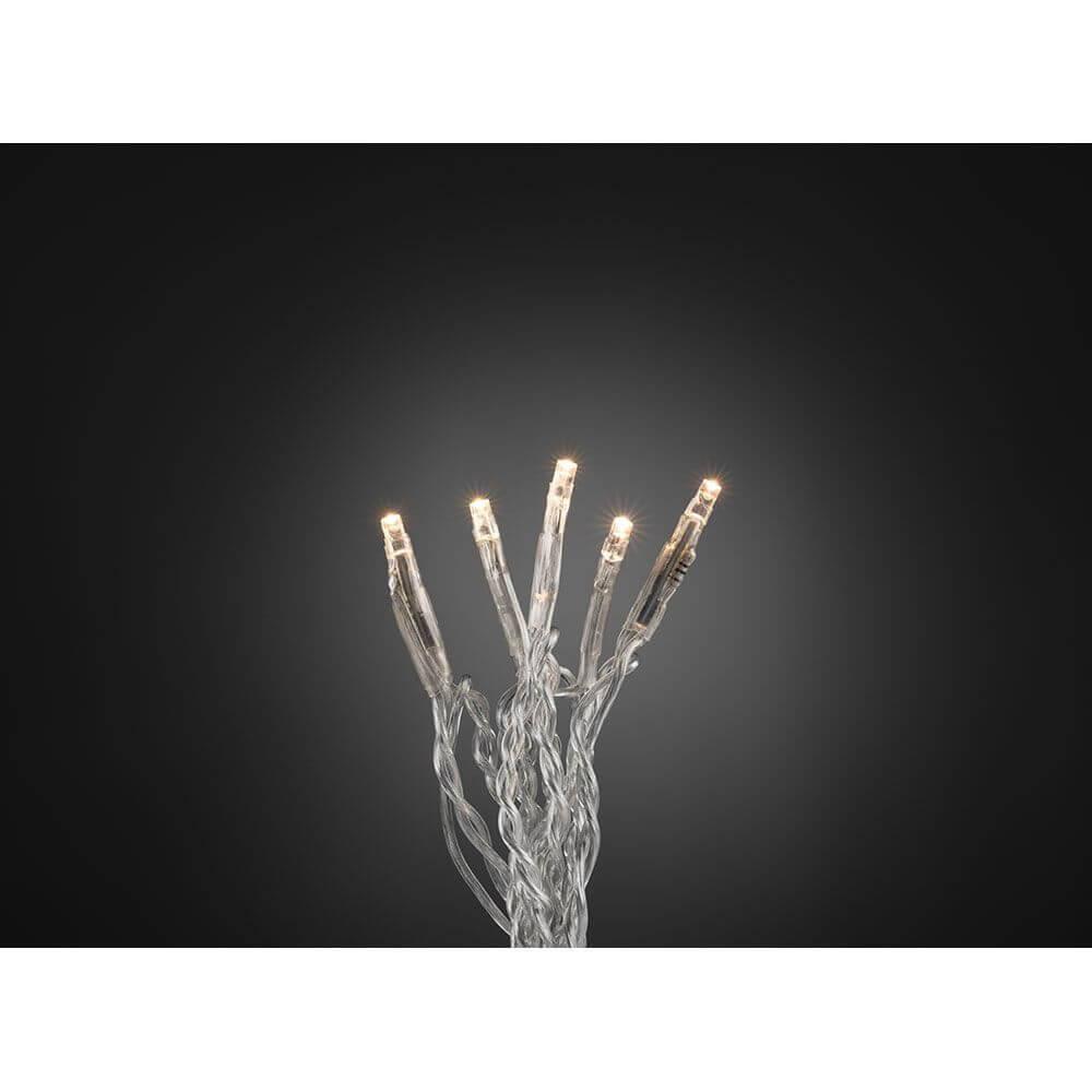 Micro LED Lichterkette 100 Warmweiße Dioden auf transparentem Kabel leuchtend vor dunklem Hintergrund.