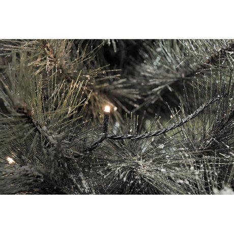 40m Micro LED Lichterkette 1000 Warmweiße Dioden IP44 an einem winterlichen Weihnachtsbaum.