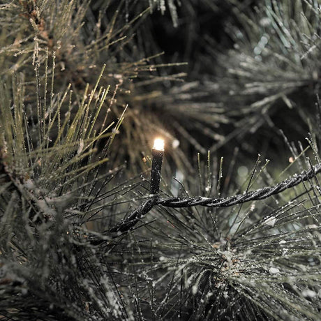 35m mikro LED Fairy lights 500 varme hvide dioder IP44 – Nærbillede varm hvid mikroLED i grangrenen vejrbestandigt julelys