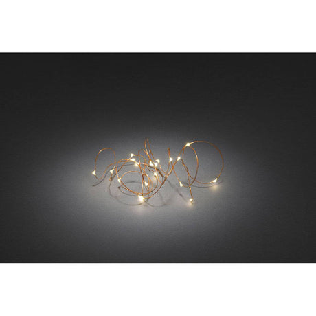 2m Micro LED Lichterkette Timer 20 Warmweiße Dioden batteriebetrieben kupferfarbener Draht auf dunklem Hintergrund.